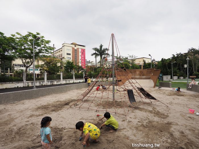 台北特色公園｜內湖碧湖公園｜巨型木造海盜船、沙坑、盪鞦韆、攀爬玩具，提升孩子創造力