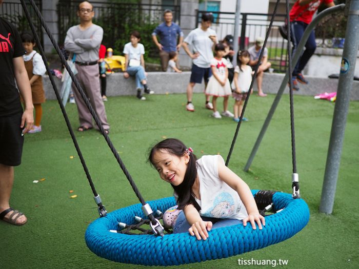 台北特色公園｜內湖碧湖公園｜巨型木造海盜船、沙坑、盪鞦韆、攀爬玩具，提升孩子創造力