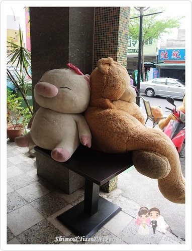 [台南安平美食餐廳]麥多古堡童話音樂複合式餐廳門口參觀-被小熊淹沒了