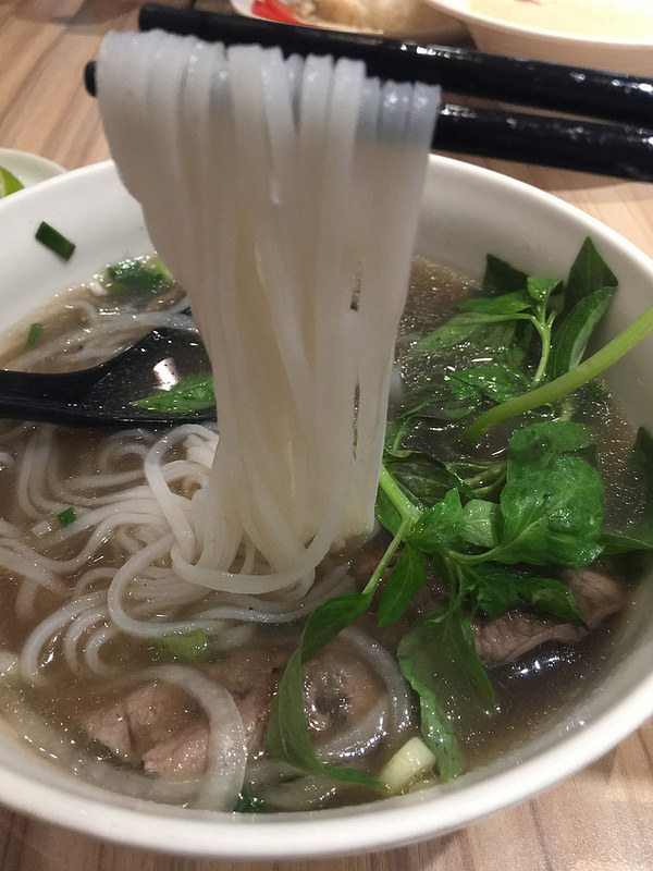 [（已歇業）台北小巨蛋站美食-Gary食記]越苑敦北店-平價道地又美味的越南美食連鎖店-好好吃的生牛肉河粉