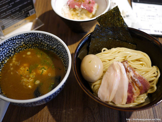 捷運中山站美食｜二訪麵屋一燈ITTO｜沾麵超濃郁、每週限定的嫩焙和牛丼飯很推