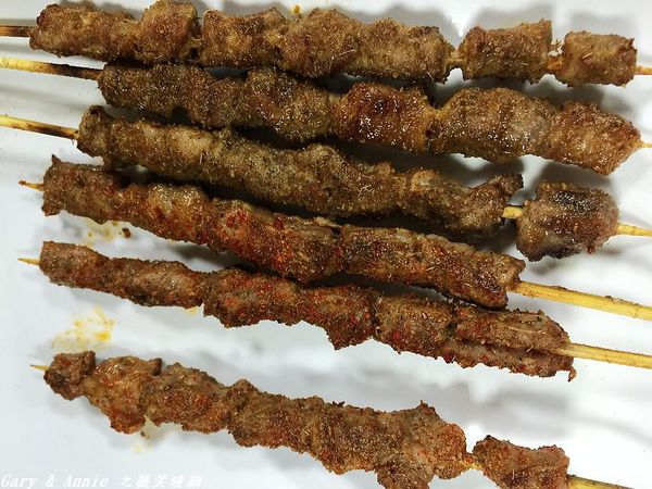 [板橋江子翠美食]小喬新疆羊肉串-異國風味孜然烤肉串，適合小酌的好地方by Gary