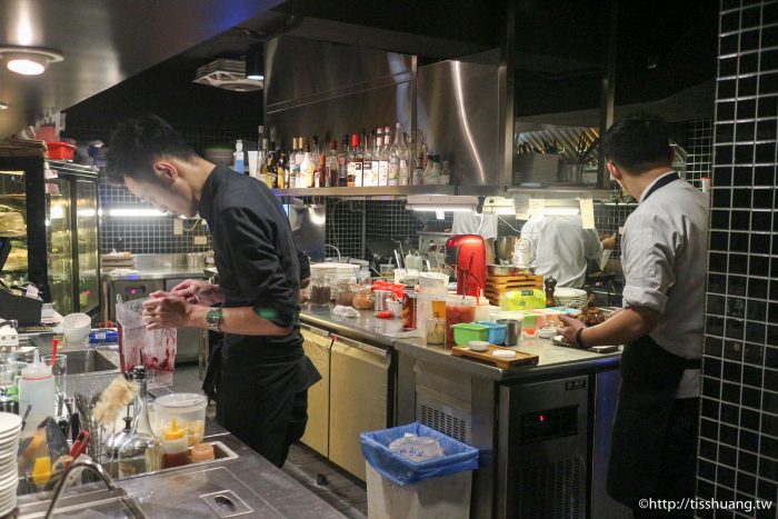 [東區仁愛圓環美食]台北大安區Goodies Cuisine好米亞義法餐酒館燈光美氣氛佳。千層蛋糕超經典