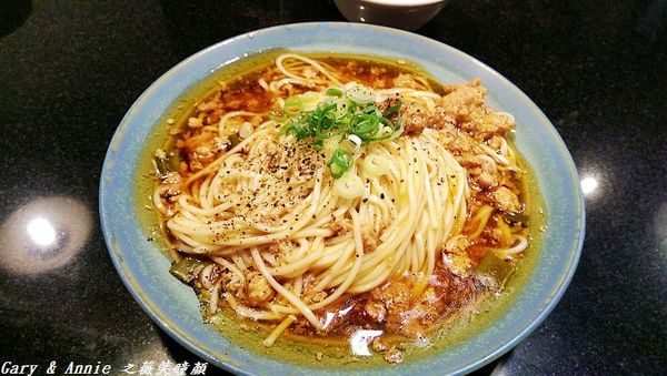 【餛飩鋪子】一家像PUB的麵店，擁有美麗的101夜景