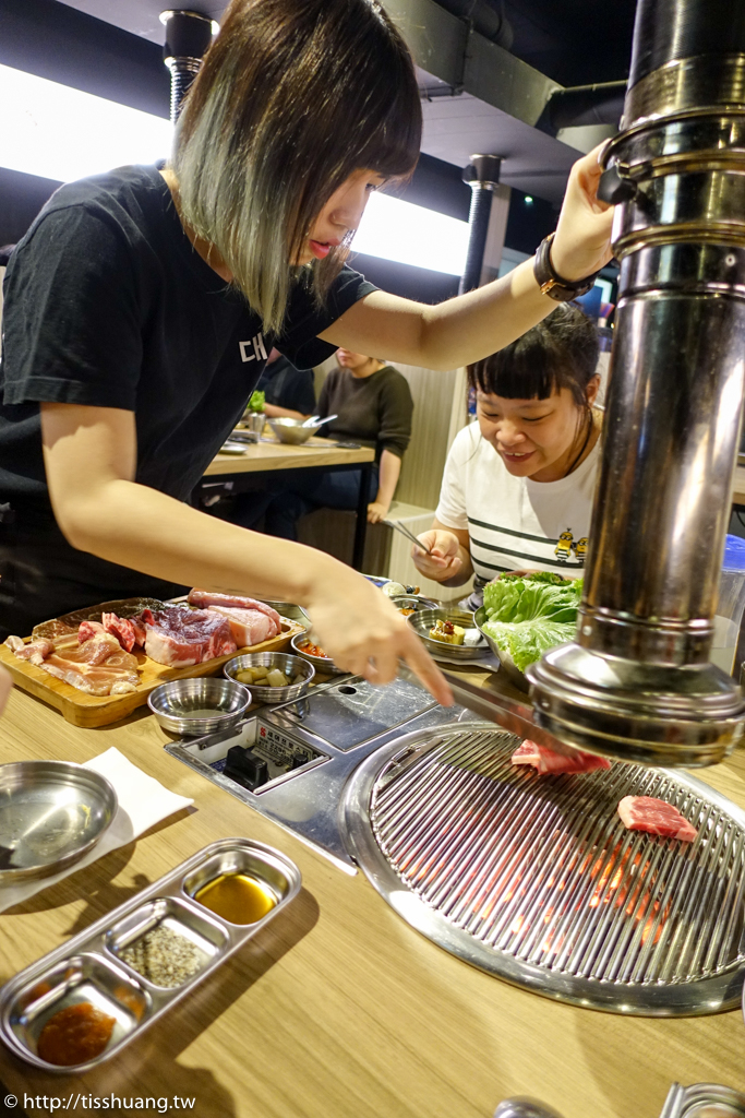 【台韓民國韓式燒肉店】專人幫烤超推薦，水果酒好喝、小菜無限續