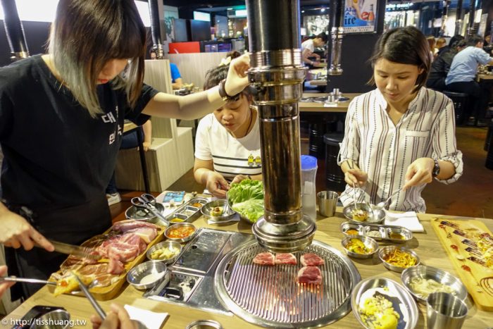 【台韓民國韓式燒肉店】專人幫烤超推薦，水果酒好喝、小菜無限續