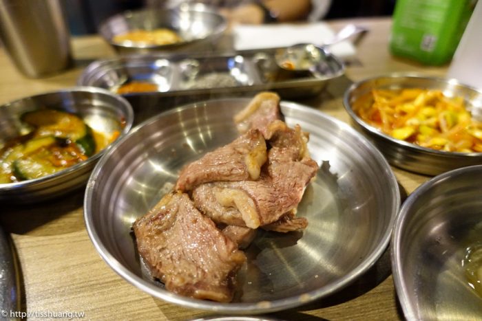 【台韓民國韓式燒肉店】專人幫烤超推薦，水果酒好喝、小菜無限續