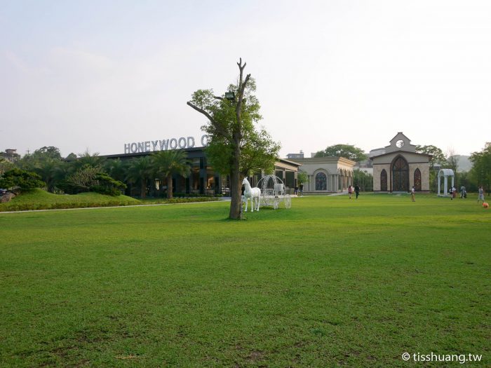 桃園親子景點｜晶麒莊園Honey Wood Cafe夢幻玻璃咖啡館｜熱門IG打卡景點｜夢幻花牆餐廳｜大草原｜附菜單