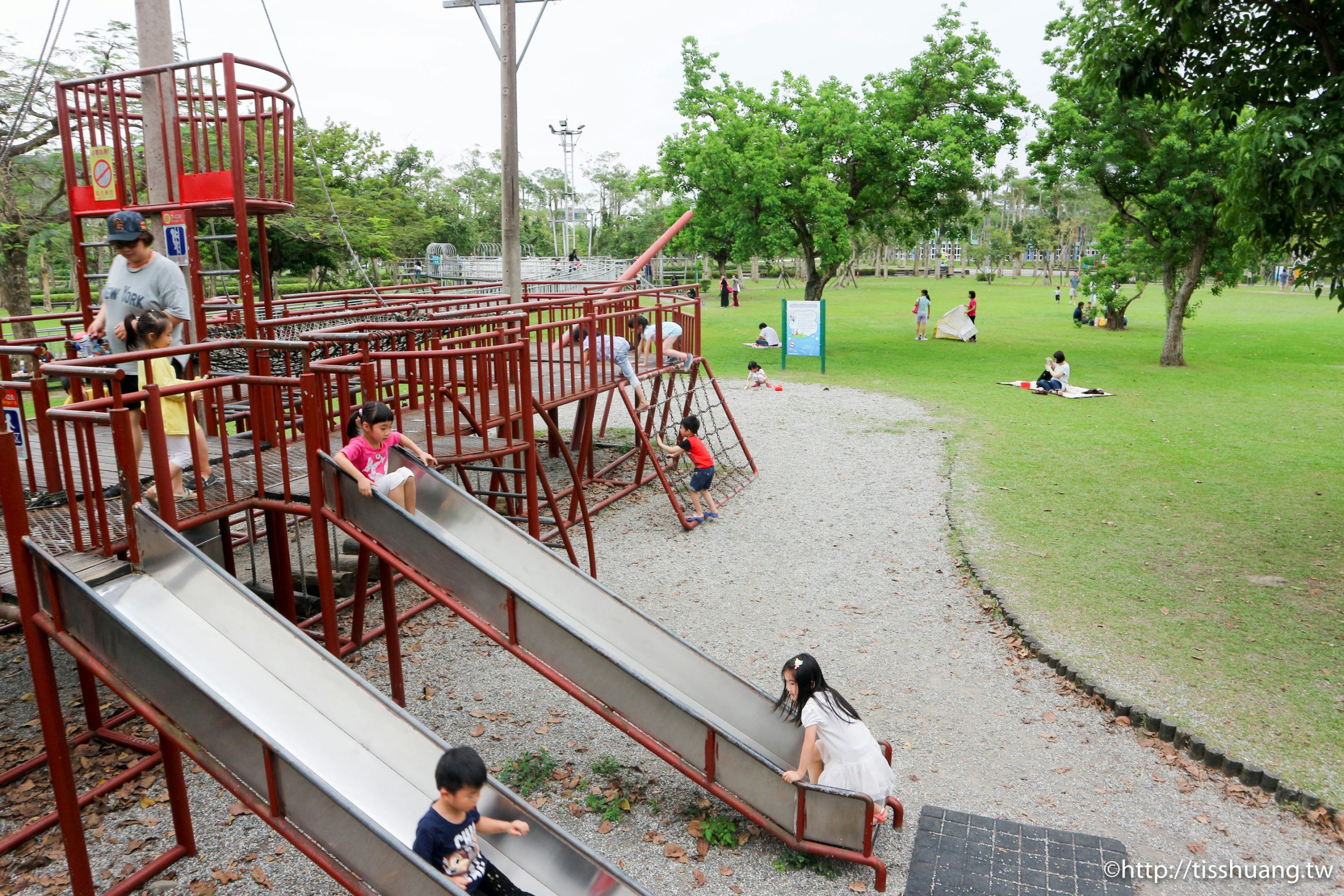 宜蘭運動公園｜大大草坪跟百公尺長的林蔭大道｜戰艦溜滑梯｜柴油蒸汽火車頭