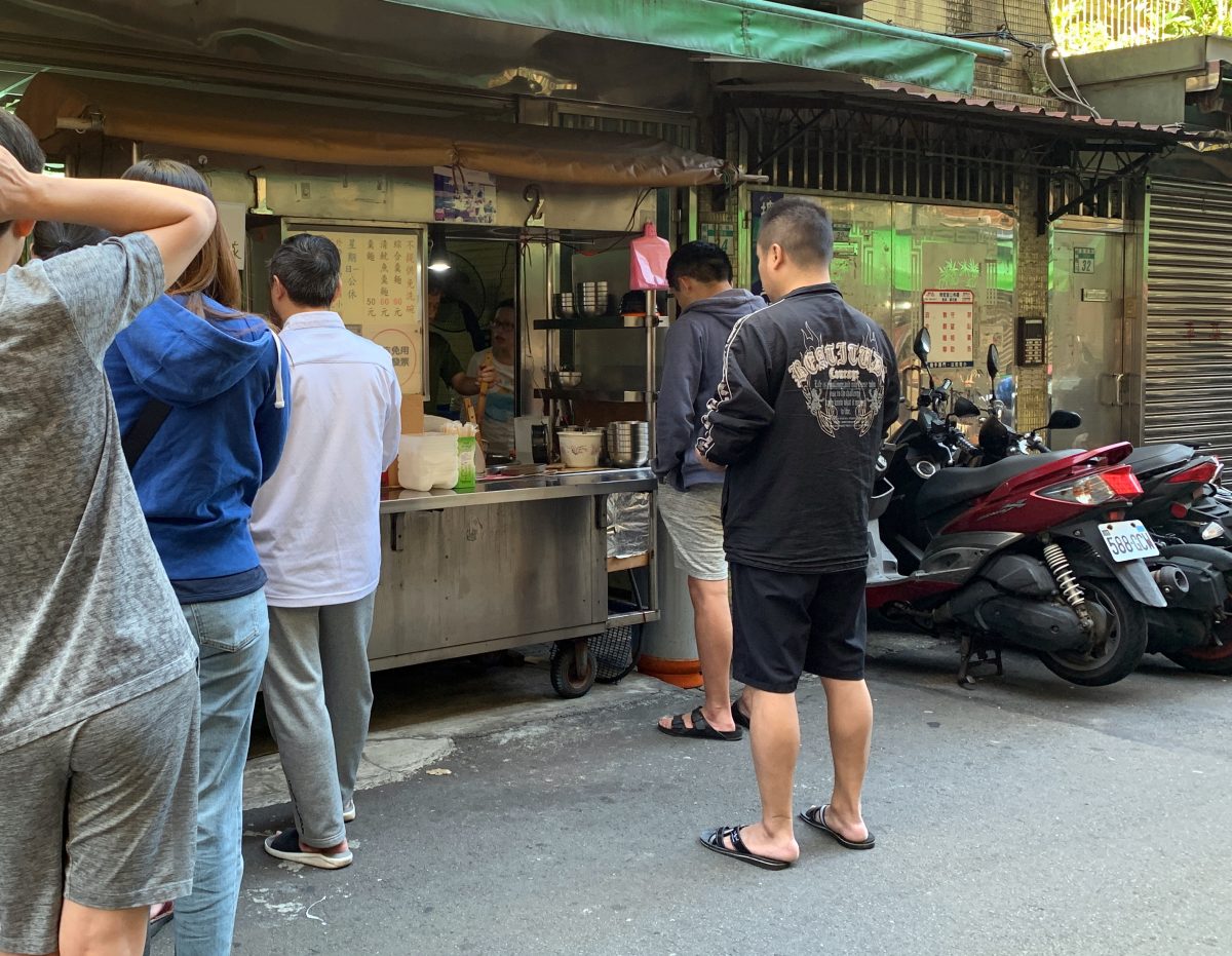 板橋隱藏版美食｜莒光路200巷無名魷魚羹麵店｜在地人才懂得吃