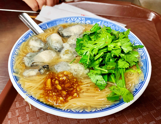 【板橋美食小吃】油庫口蚵仔麵線+炭烤香腸，厲害的不是麵線是香腸啊!