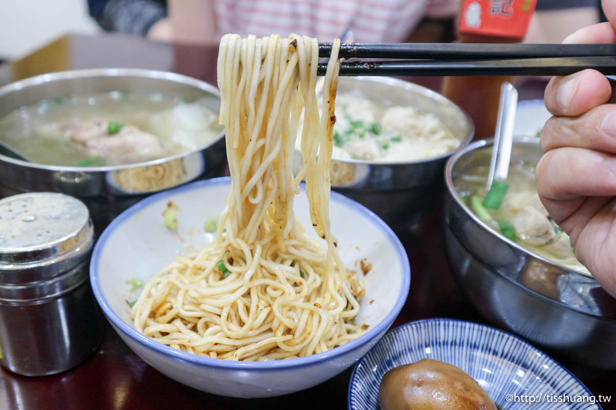 板橋江子翠美食｜二肥毛福州乾麵(傳承艋舺第三代一毛仔麵店)｜這裡的排骨湯別家麵店一定吃不到