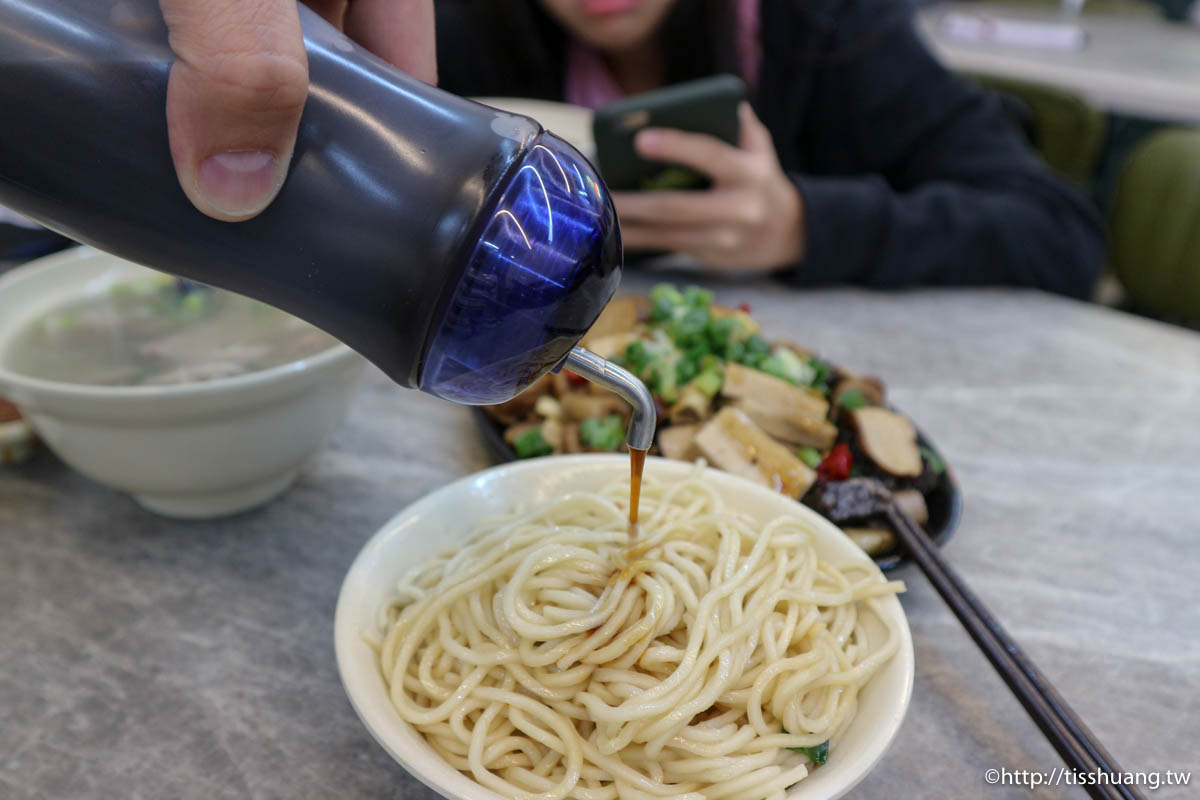 板橋四維路美食｜一品烏醋麵｜溫體豬骨仔肉湯一定要吃｜加熱滷味