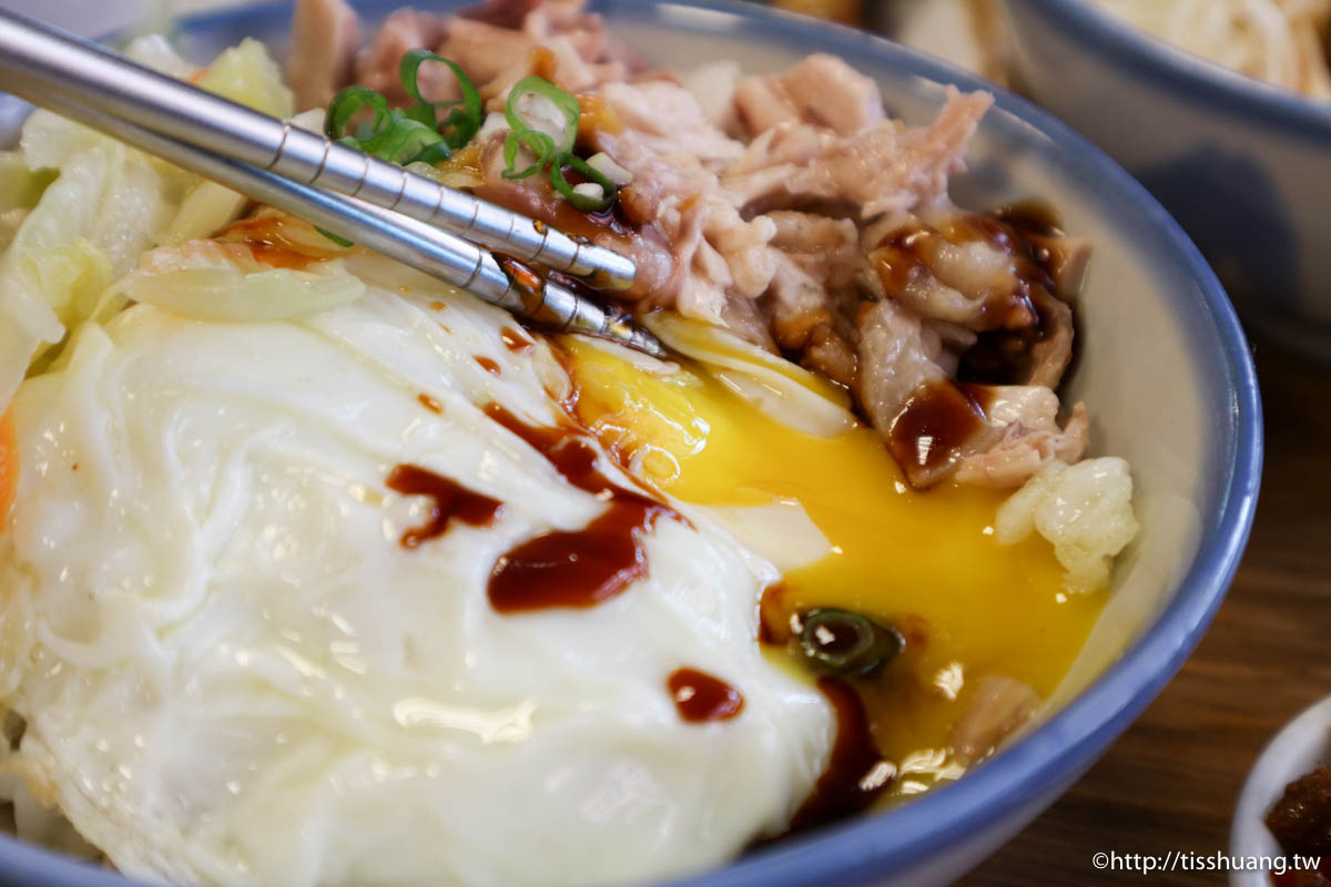 板橋新埔站排隊美食｜兩津號雞肉飯｜無敵雞肉飯配半熟荷包蛋還有免費辣蘿蔔乾