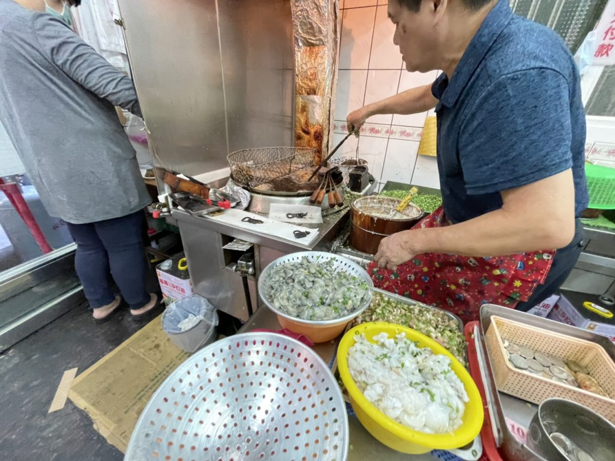 彰化必吃美食｜王功漁港美食街｜老街平價蚵嗲、肉圓、蚵仔煎