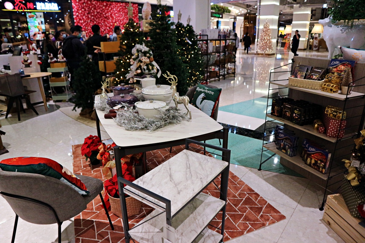 大江購物中心MertoWalk「501號聖誕市集」、「北歐耶誕雪屋造景」｜北台灣最大薑餅城