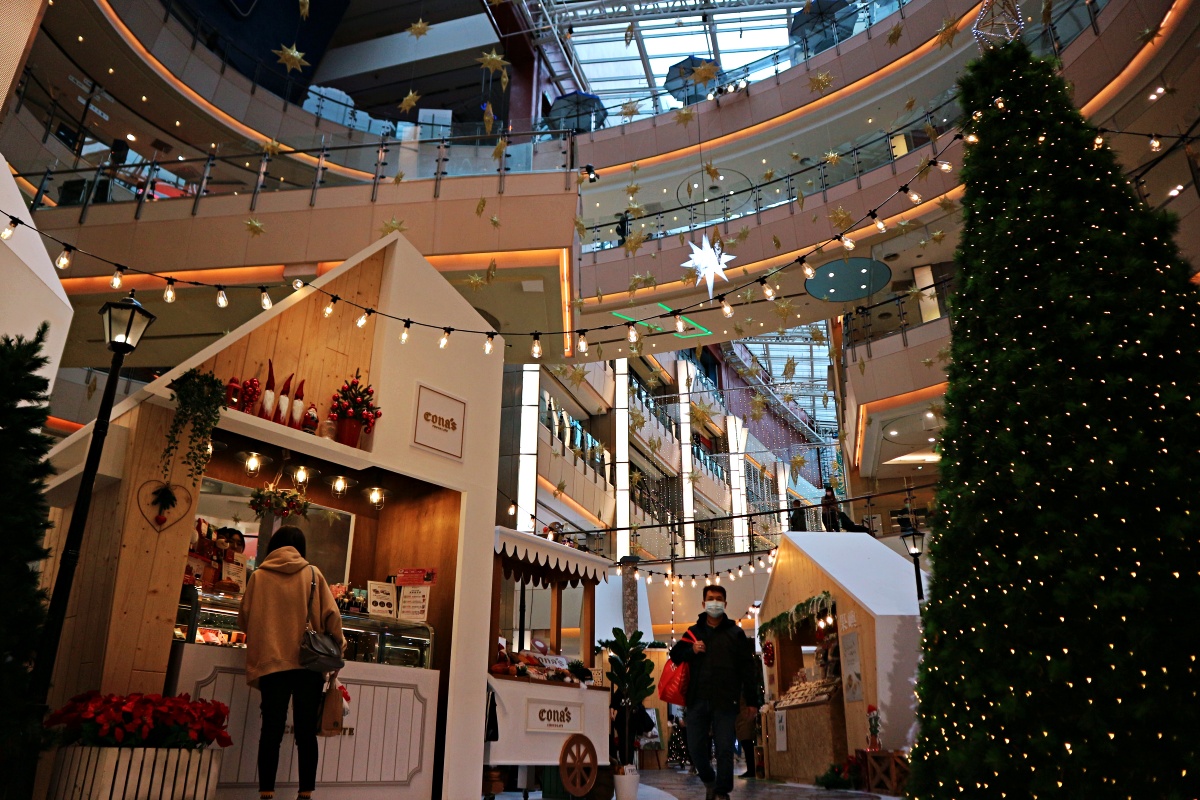 大江購物中心MertoWalk「501號聖誕市集」、「北歐耶誕雪屋造景」｜北台灣最大薑餅城