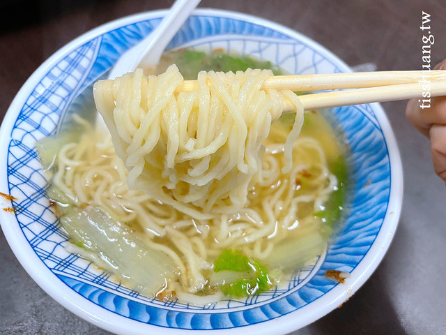 桃園大溪老街必吃美食｜金字塔三角湯圓糯米腸｜開業超過二十五年的老麵店