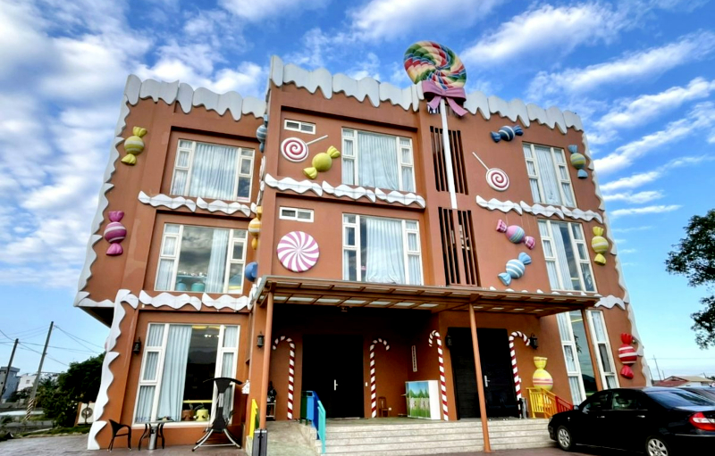宜蘭羅東Candy民宿｜夢幻糖果屋親子民宿｜不只外型搶眼，遊戲區、房間都好好玩