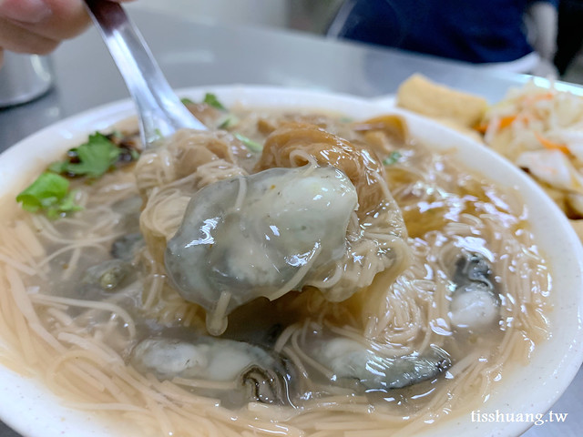 顏記蚵仔麵線｜台北市大同區50年老店｜蚵仔麵線配臭豆腐才90元