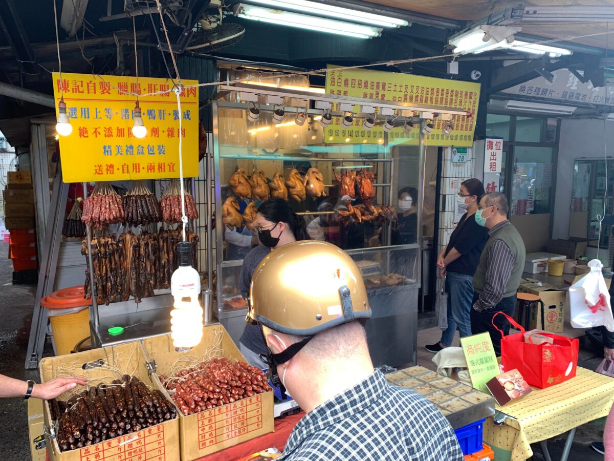 香港陳記燒臘便當粥麵｜四寶飯好吃到覺得白飯不夠吃｜台北小巨蛋美食｜中崙市場美食