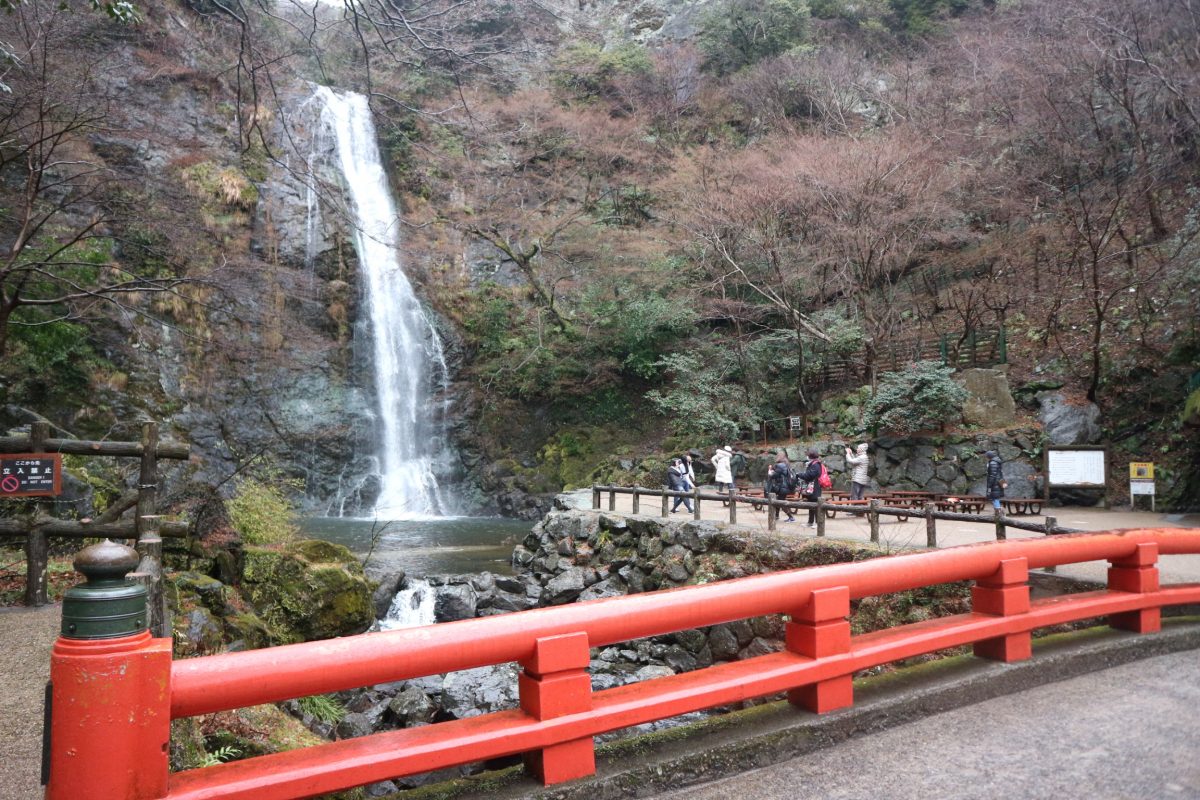 箕面瀑布｜大阪一日遊賞楓景點｜炸楓葉、足湯、烤香魚、若菜蕎麥麵