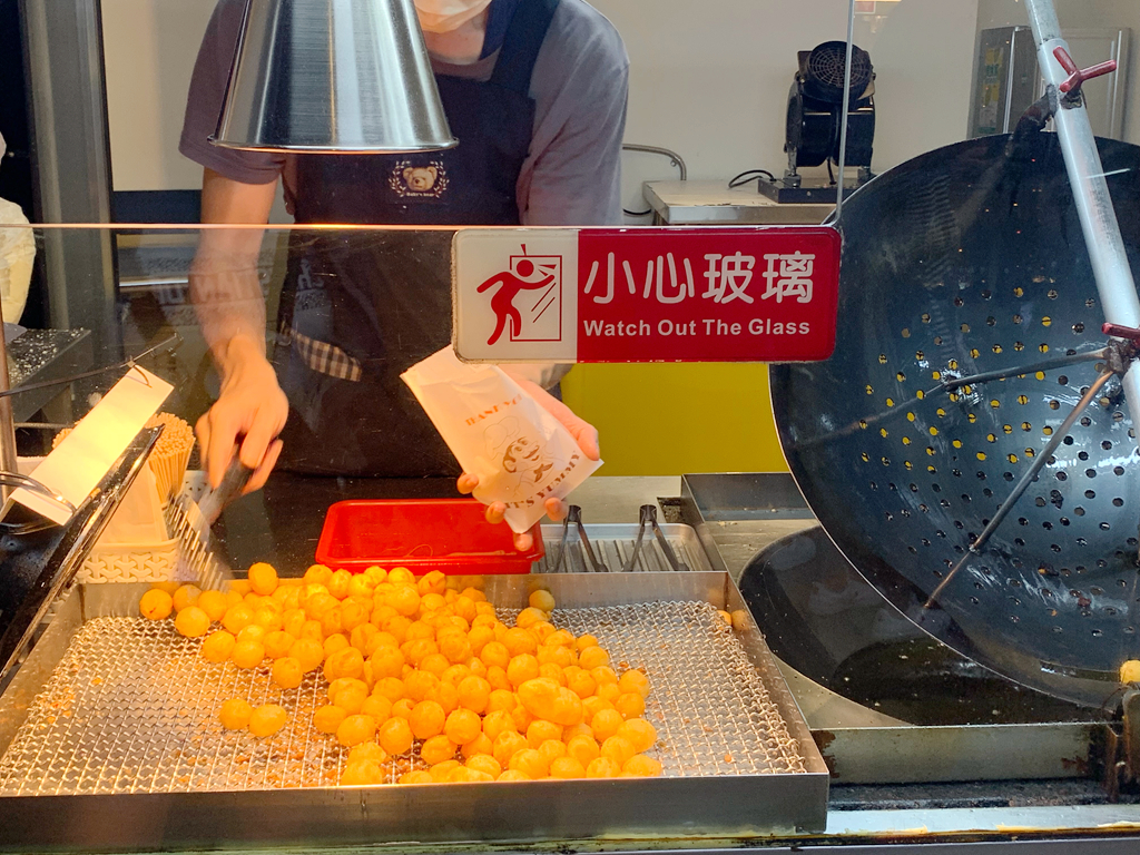 寧夏夜市排隊美食｜爆漿脆皮魷魚｜香酥地瓜球