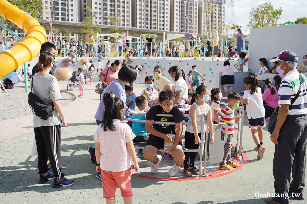 馬卡龍公園｜全台最高溜滑梯｜台中最新景點｜寵物友善公園