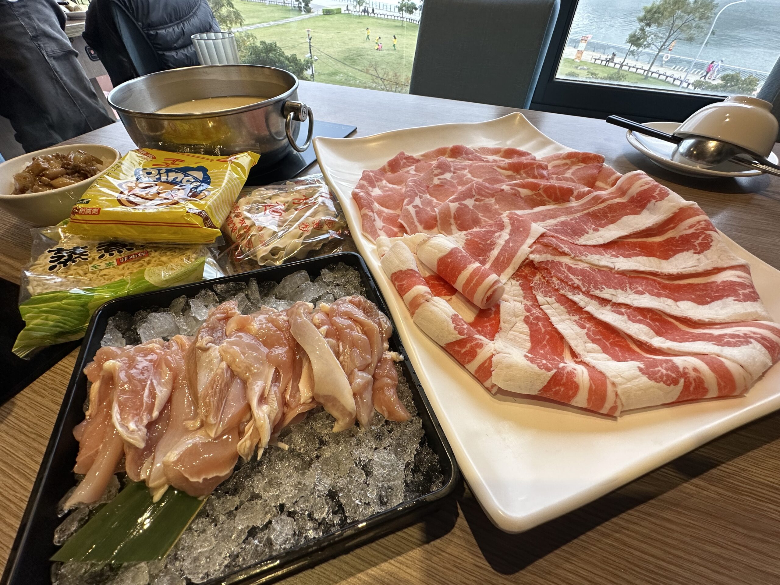 淡水美食推薦｜肉多多火鍋淡水中正店｜海陸套餐$1699