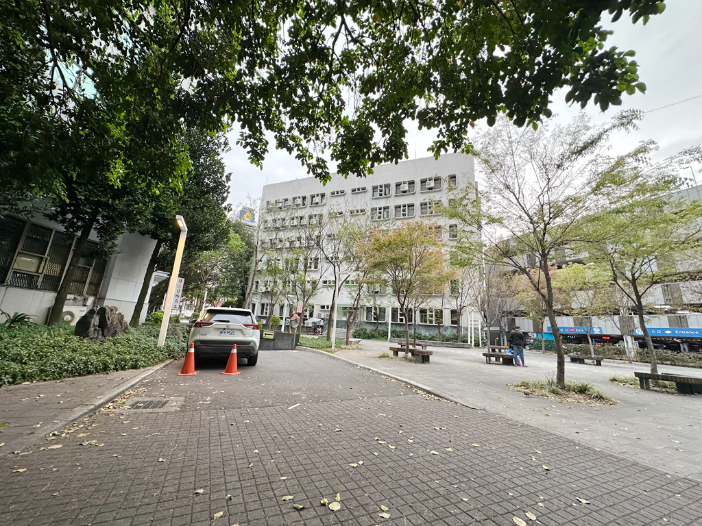 ABV閣樓餐酒館景觀餐廳｜300款世界精釀啤酒跟百萬夜景一次滿足｜板橋看球賽的最佳地點