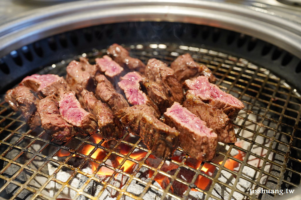 Blue Roof Town韓國烤肉店弘大店,首爾弘大美食,首爾牛肉燒烤店,弘大烤肉店,烤韓牛 @TISS玩味食尚