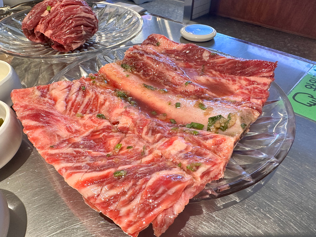 【Blue Roof Town弘大韓國烤肉店】噴汁牛肉燒烤，首爾慶生初體驗