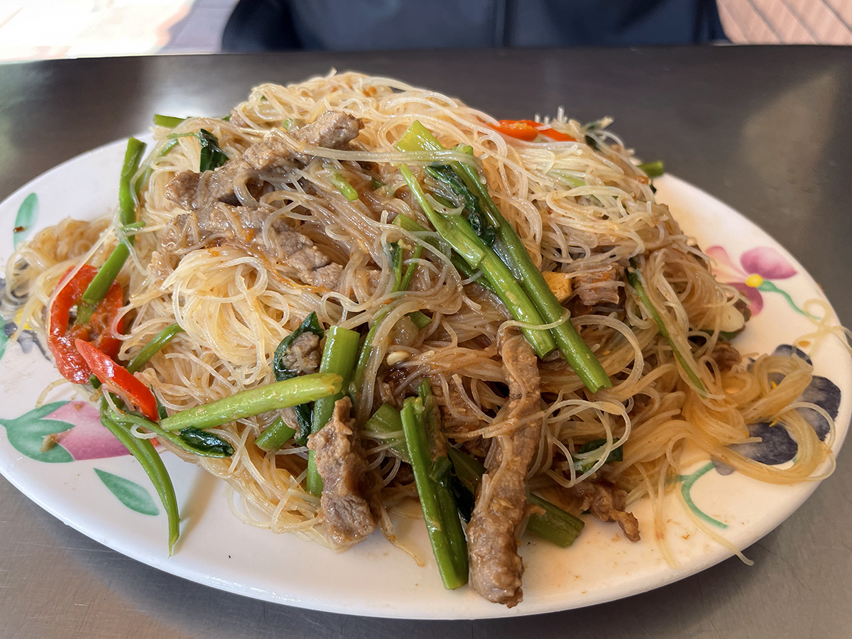 【民生社區美食】蕭家牛雜湯配牛肉炒米粉，老饕一吃就是三十年