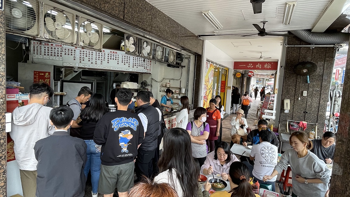 【台中西區美食】龍華閣川味牛肉麵水餃，生意真的好到爆