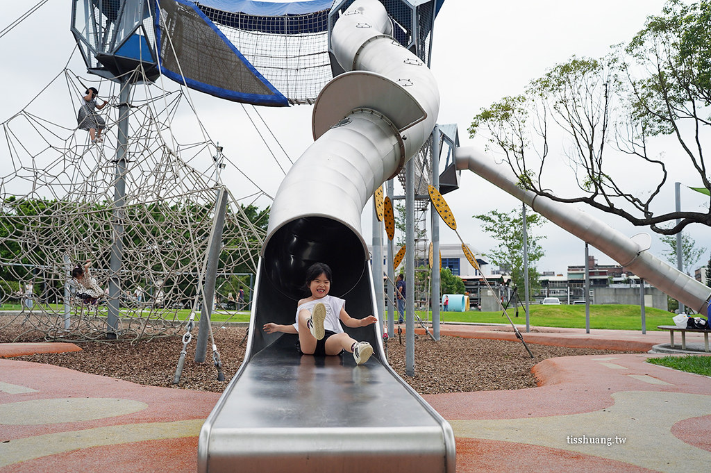 【台北特色公園】新生公園地球旅行遊戲場，超高攀爬網，還能看飛機