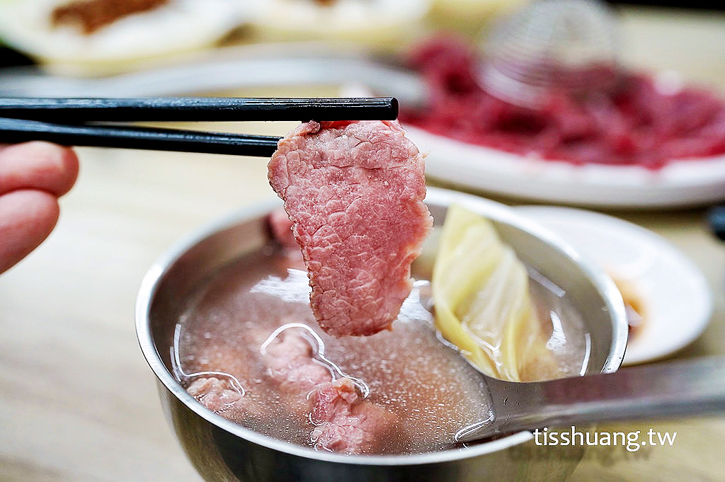 【新埔站美食】牛柒溫體牛肉湯送肉燥飯免費吃到飽，熱炒也超好吃