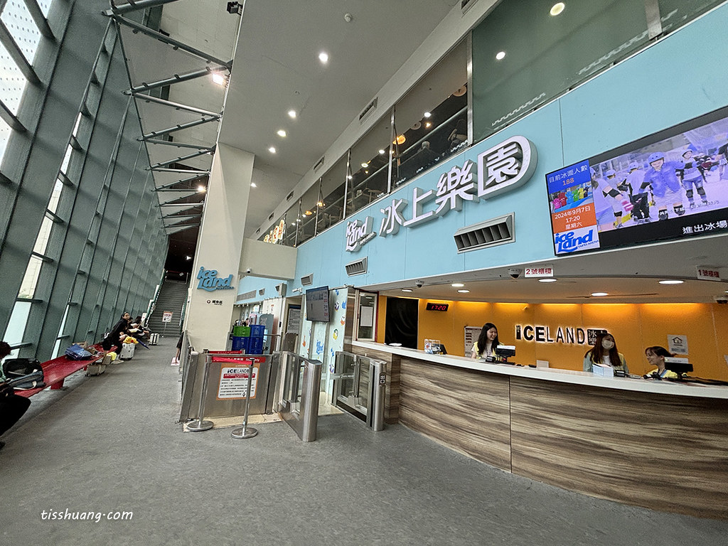 【小巨蛋溜冰場】台北室內親子景點推薦，小巨蛋冰上樂園滑冰好去處