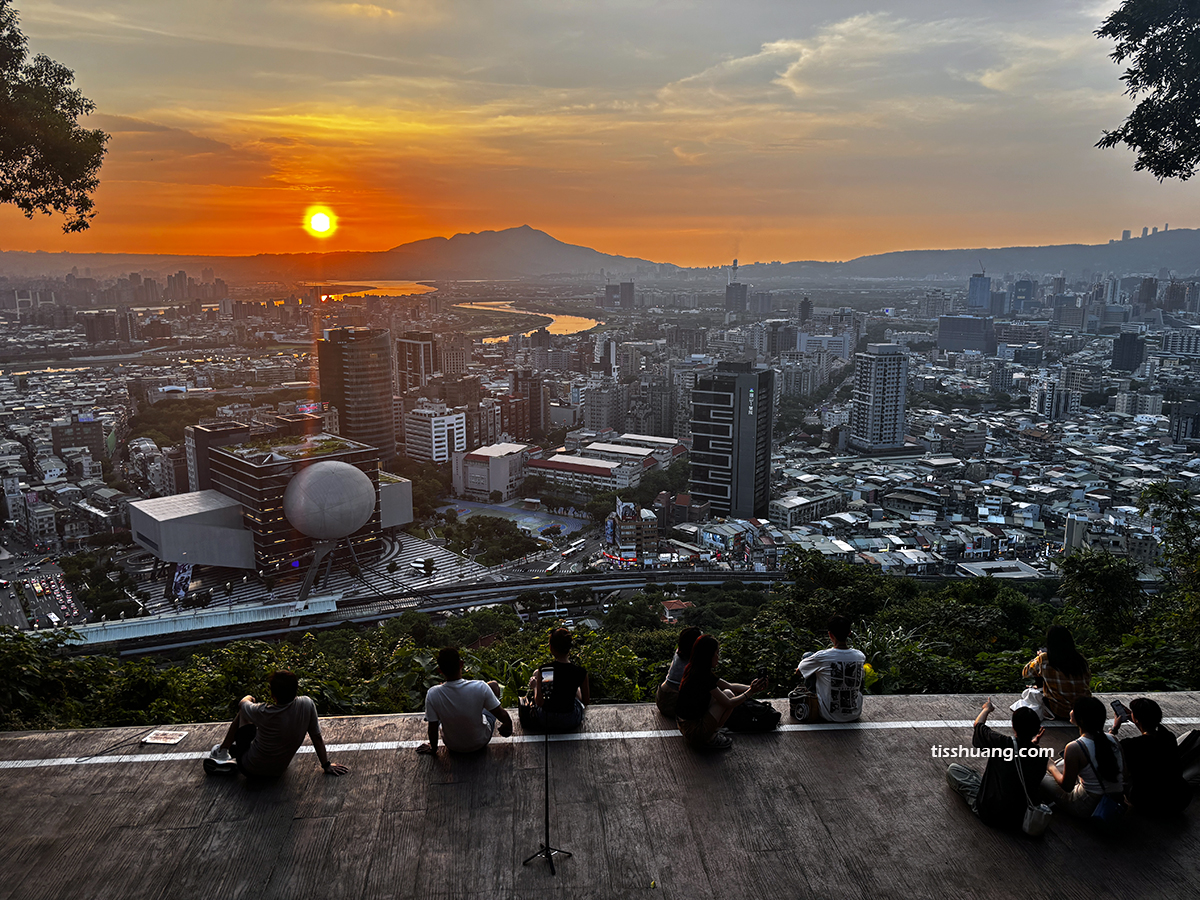 【台北景點推薦】劍潭山微風平台怎麼去?超浪漫夕陽夜景秘境，情侶約會必去！