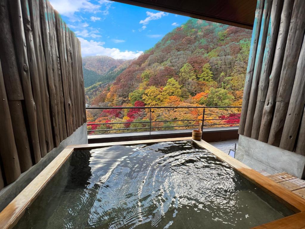 【日本東北旅遊】四季彩滿載秋田湯瀨酒店｜米代川溪谷美景、溫泉與楓葉的療癒之旅
