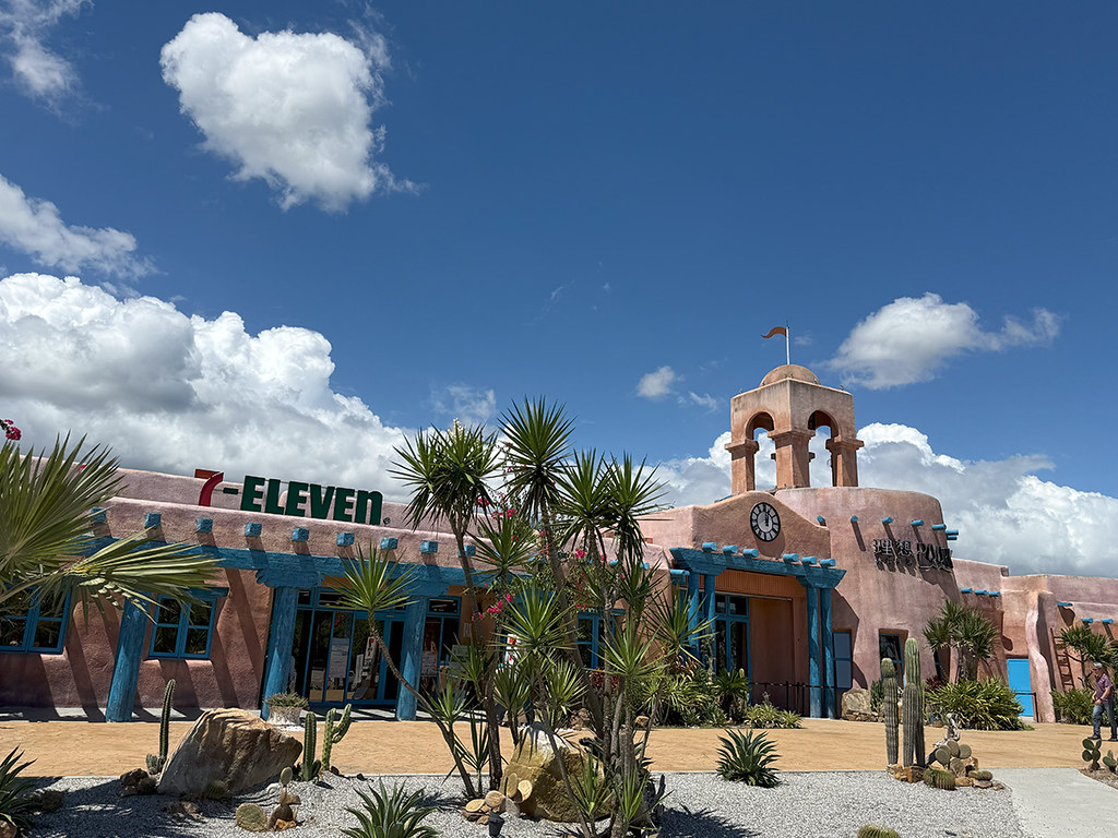 花蓮理想大地星巴克與7-11｜夢幻湖畔咖啡屋與摩洛哥風小7，一次收藏花蓮最美打卡點！