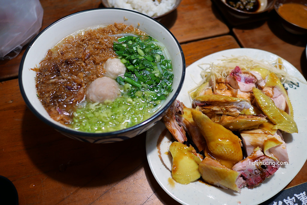 【三峽老街美食】彭富貴雞湯米粉｜50隻雞煮一鍋湯，佛心價!!醬油雞+米粉一套只要$150