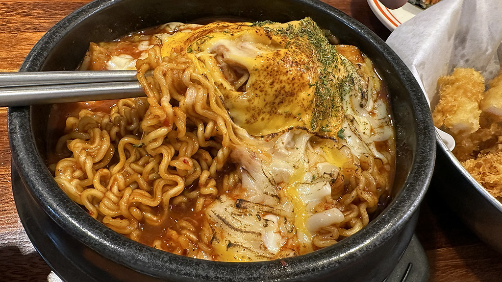 【延南洞美食推薦】그동네떡볶이 飯捲必吃！炸物、起司拉麵、蒸蛋一次滿足｜弘大韓國街頭小吃攻略