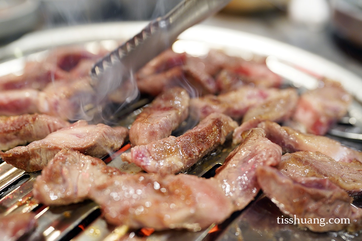 首爾烤肉推薦清單｜弘大商圈美食老家烤肉店 옛날집，炭火香氣太迷人