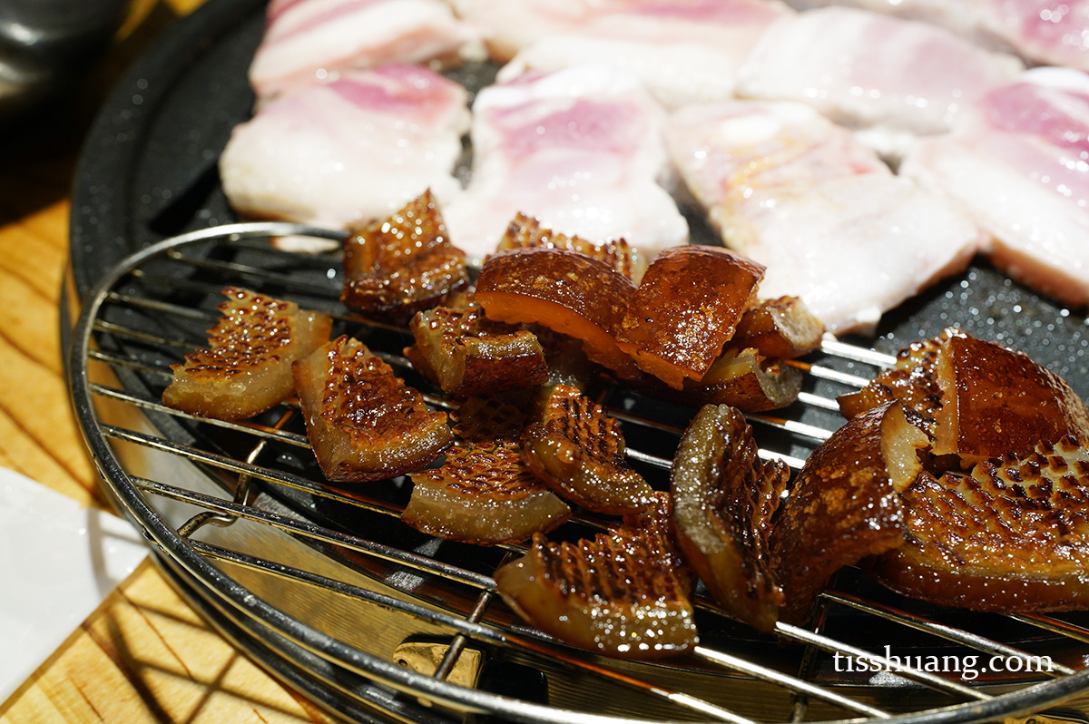 弘大烤肉必吃清單！BTS也愛的초필살돼지구이「超必殺烤豬肉」就在弘大L7飯店旁