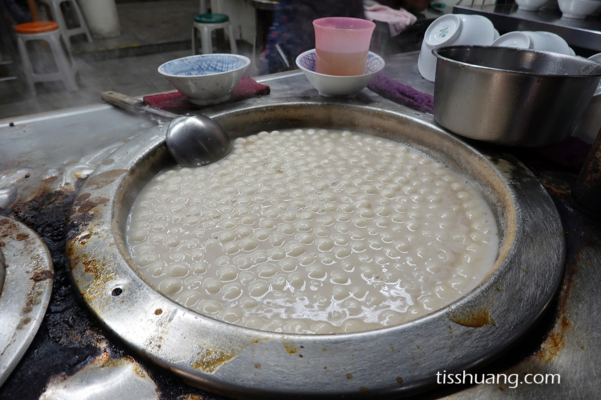宜蘭美食, 羅東紅豆湯圓, 羅東湯圓, 羅東蜂蜜湯圓, 宜蘭蜜蜂湯圓 - TISS玩味食尚 【宜蘭美食】羅東紅豆湯圓:這碗湯圓竟然自帶「蜂蜜香」?連蜜蜂都想來分一杯羹的六十年老字號!