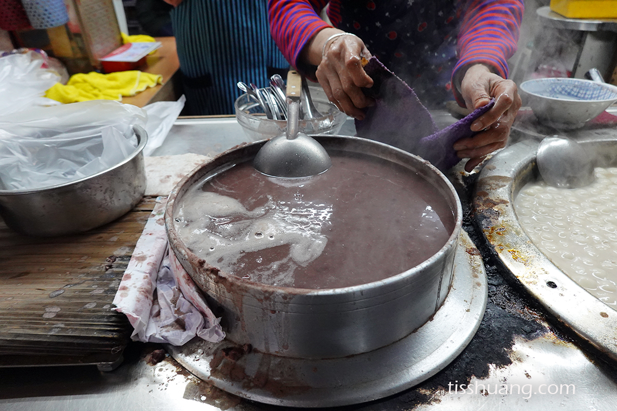 宜蘭美食, 羅東紅豆湯圓, 羅東湯圓, 羅東蜂蜜湯圓, 宜蘭蜜蜂湯圓 - TISS玩味食尚 【宜蘭美食】羅東紅豆湯圓:這碗湯圓竟然自帶「蜂蜜香」?連蜜蜂都想來分一杯羹的六十年老字號!