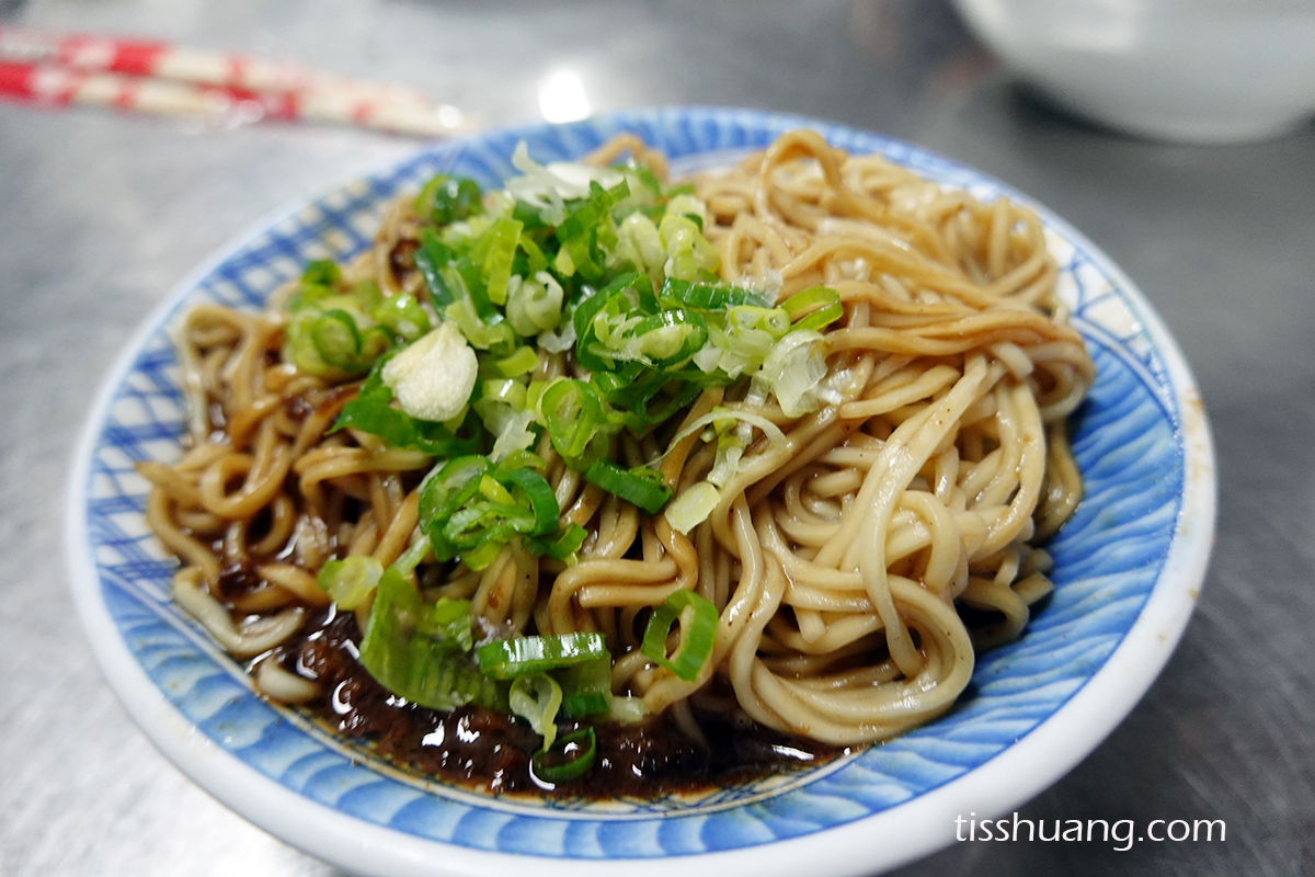 宜蘭美食, 宜蘭炸醬麵, 農權路炸醬麵, 宜蘭炸醬麵三兄弟, 宜蘭市美食 - TISS玩味食尚 羅東農權路炸醬麵|在地人都知道的三兄弟炸醬麵之一,價格佛心、份量爆多,排骨酥讓人一吃驚豔
