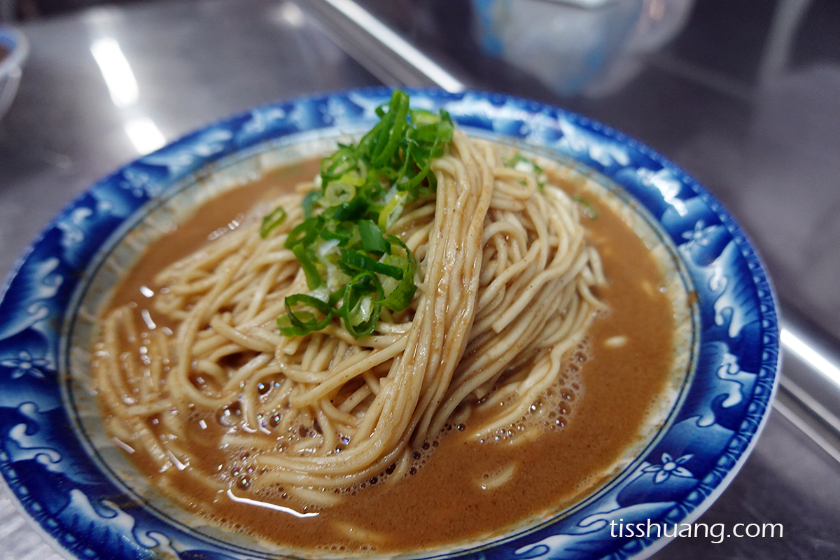 宜蘭美食, 宜蘭炸醬麵, 農權路炸醬麵, 宜蘭炸醬麵三兄弟, 宜蘭市美食 - TISS玩味食尚 羅東農權路炸醬麵|在地人都知道的三兄弟炸醬麵之一,價格佛心、份量爆多,排骨酥讓人一吃驚豔