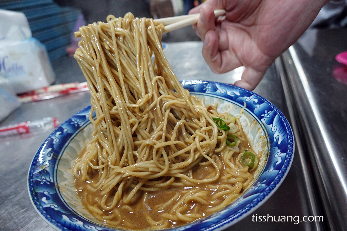 羅東農權路炸醬麵｜在地人都知道的三兄弟炸醬麵之一，價格佛心、份量爆多，排骨酥讓人一吃驚豔