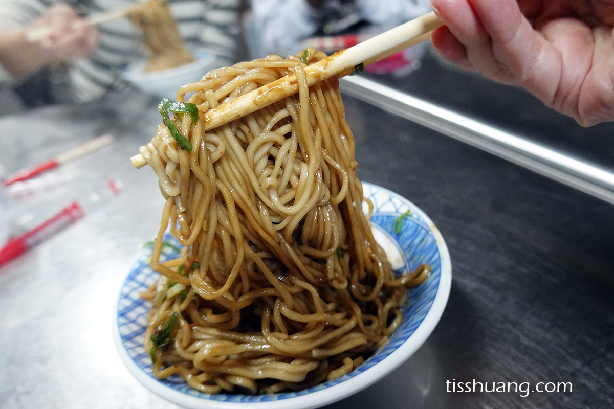 宜蘭美食, 宜蘭炸醬麵, 農權路炸醬麵, 宜蘭炸醬麵三兄弟, 宜蘭市美食 - TISS玩味食尚 羅東農權路炸醬麵|在地人都知道的三兄弟炸醬麵之一,價格佛心、份量爆多,排骨酥讓人一吃驚豔
